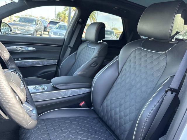 Used 2025 Genesis GV70 3.5T Sport w/ Sport Advanced Package image 17