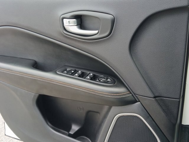 Used 2018 Jeep Compass Latitude w/ Popular Equipment Group FWD image 17
