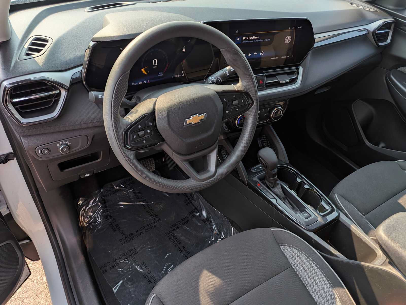 Used 2025 Chevrolet TrailBlazer LT AWD/4WD image 2
