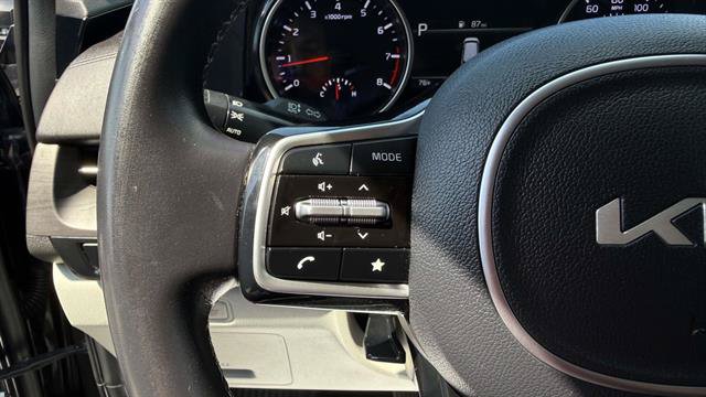 Used 2023 Kia Carnival EX FWD image 13