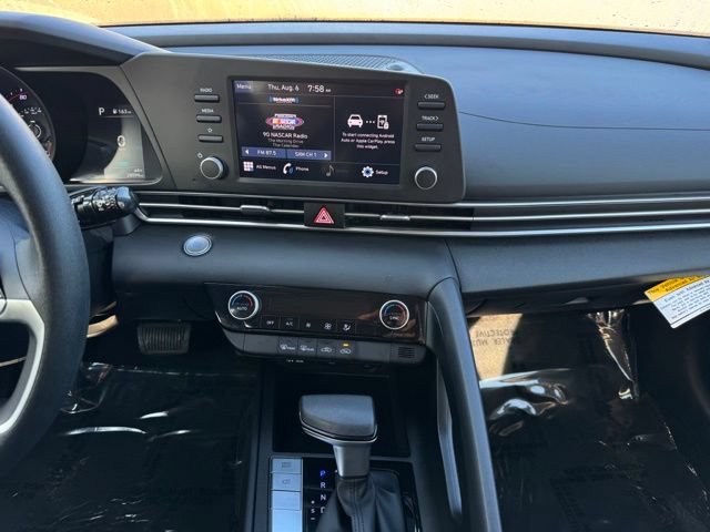 Used 2023 Hyundai Elantra SEL w/ Preferred Accessory Package FWD image 2