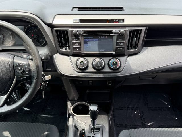 Used 2018 Toyota RAV4 LE FWD image 22