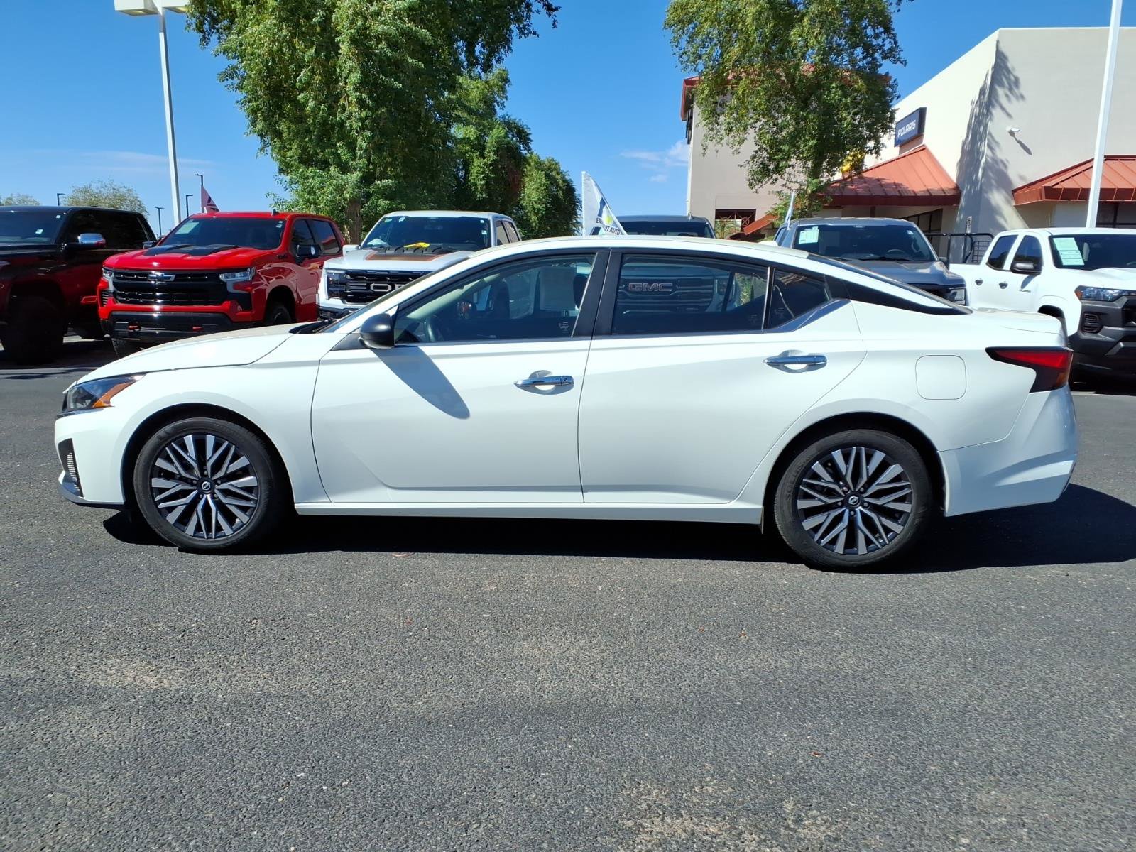 Used 2025 Nissan Altima 2.5 SV FWD image 3