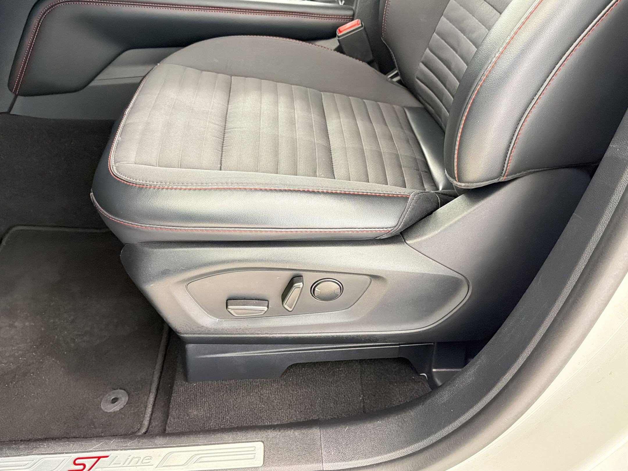 Certified 2025 Ford Explorer ST-Line w/ ST-Line Street Pack image 14