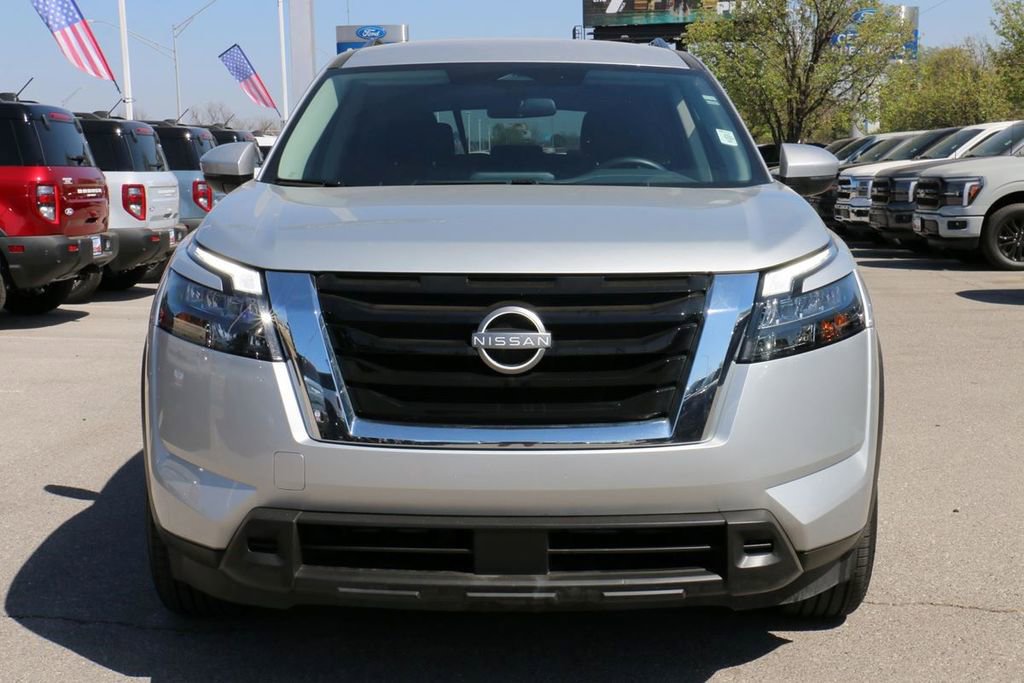 Used 2025 Nissan Pathfinder SV image 3