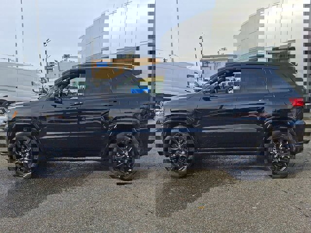 Used 2021 Jeep Grand Cherokee Laredo X image 3