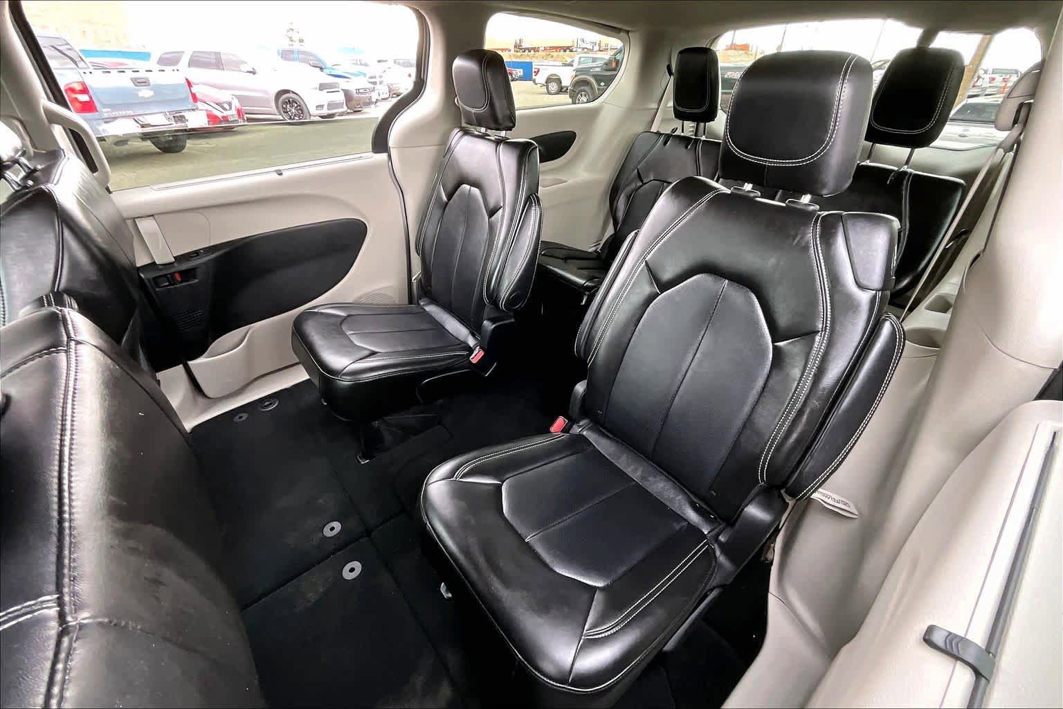 Used 2024 Chrysler Pacifica Touring-L FWD image 20
