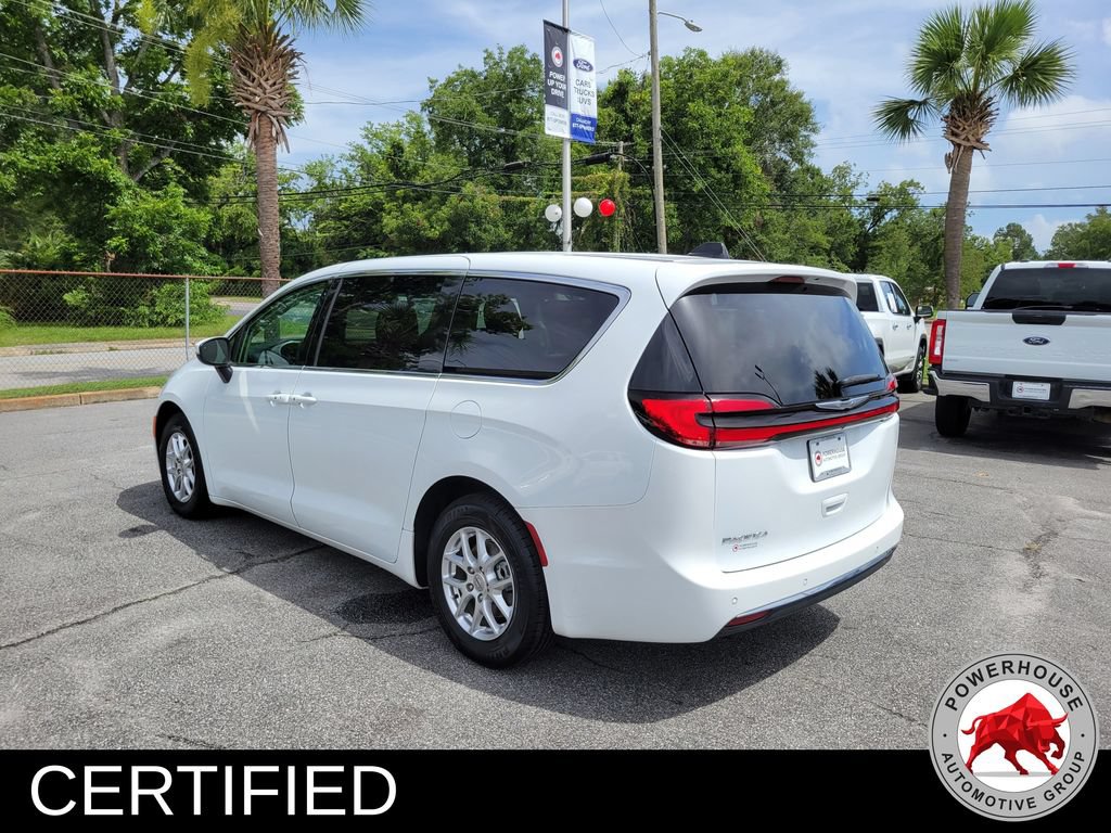 Used 2023 Chrysler Pacifica Touring-L FWD image 4