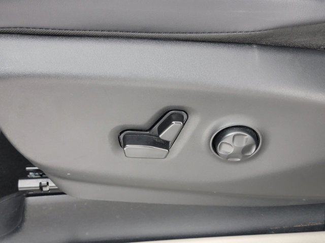 Used 2024 Chrysler Pacifica Touring-L FWD image 14