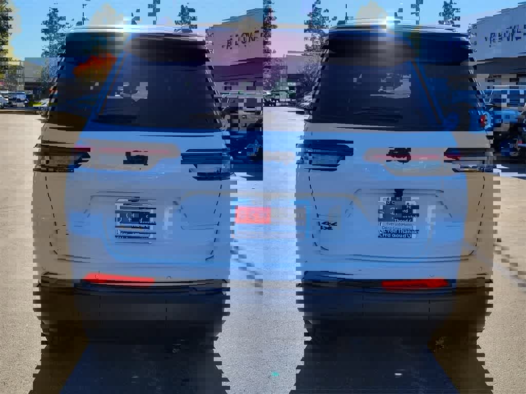 Used 2024 Jeep Grand Cherokee L Laredo image 3