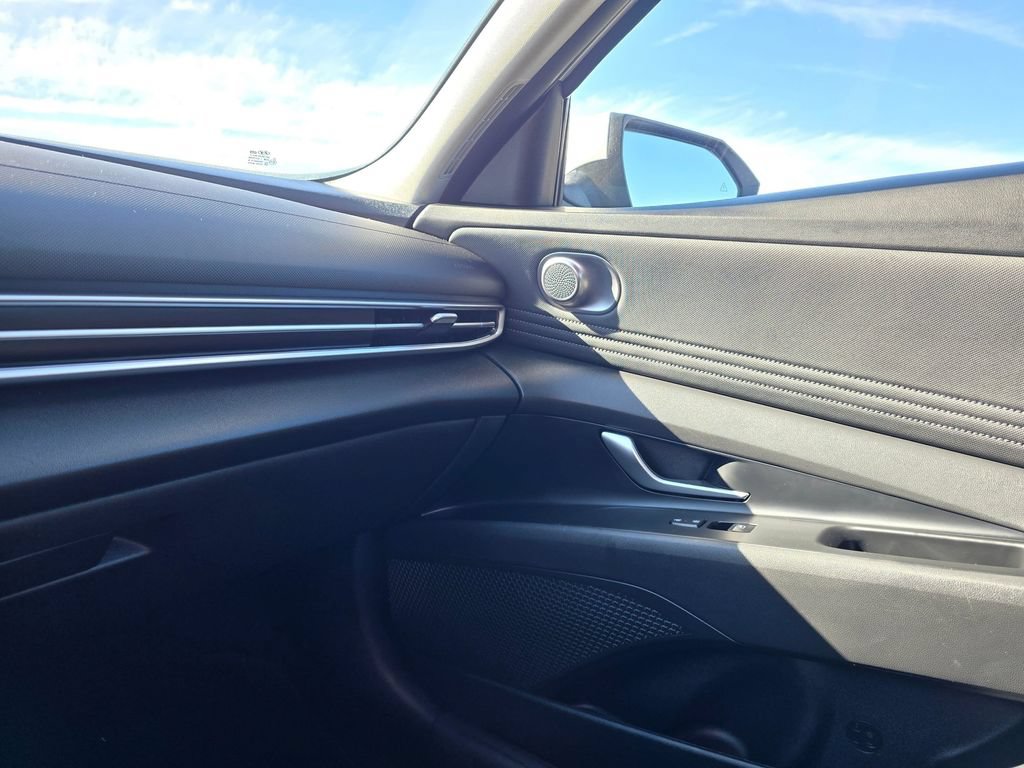 Used 2025 Hyundai Elantra SEL FWD image 28