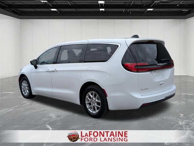 Used 2024 Chrysler Pacifica Touring-L FWD image 3