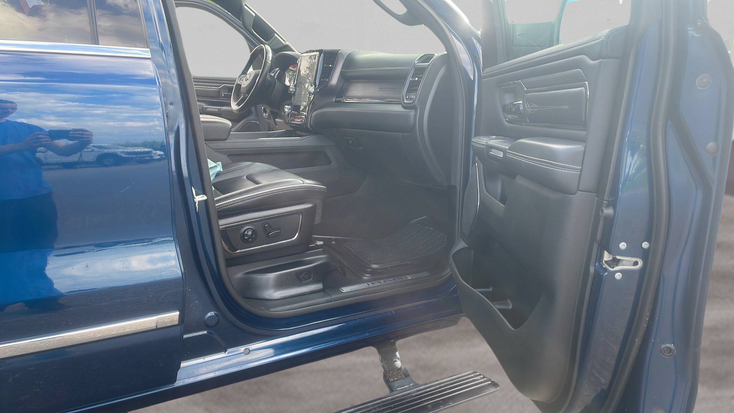 Used 2022 RAM 1500 Limited w/ Body-Colour Bumper Group AWD/4WD image 17