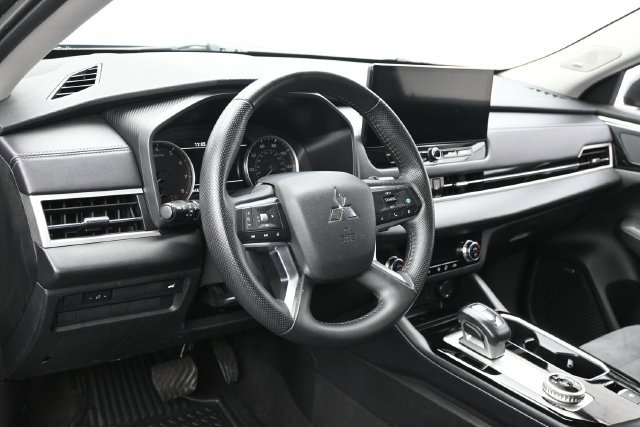 Used 2025 Mitsubishi Outlander SE FWD image 15