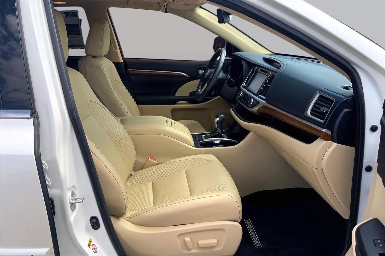 Used 2018 Toyota Highlander Limited w/ Carpet Mat Package (TMS) AWD/4WD image 9