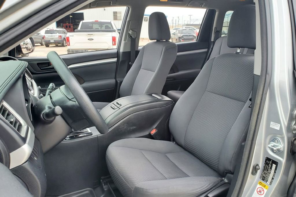 Used 2017 Toyota Highlander LE AWD/4WD image 5