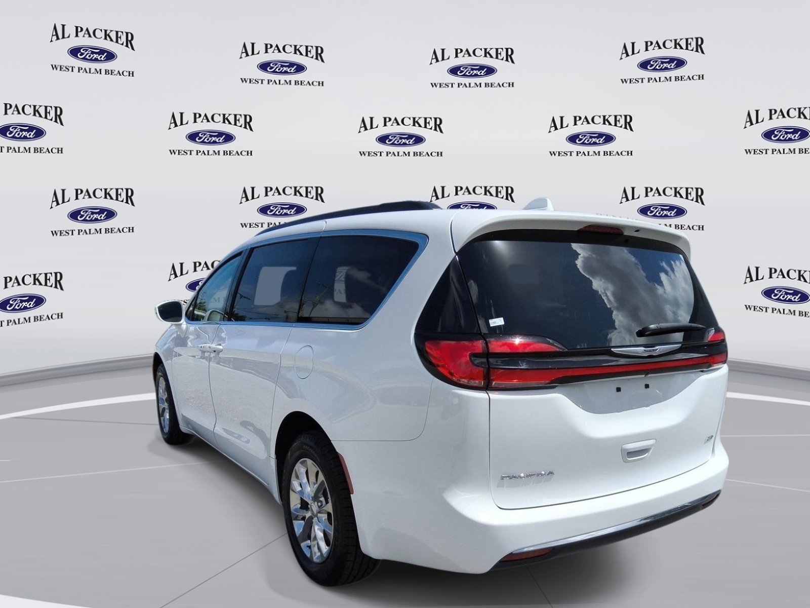 Used 2022 Chrysler Pacifica Touring-L AWD/4WD image 3