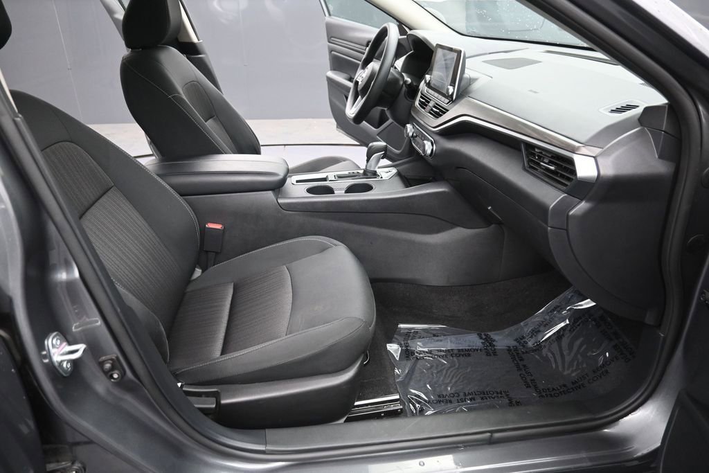 Used 2025 Nissan Altima 2.5 SV FWD image 12