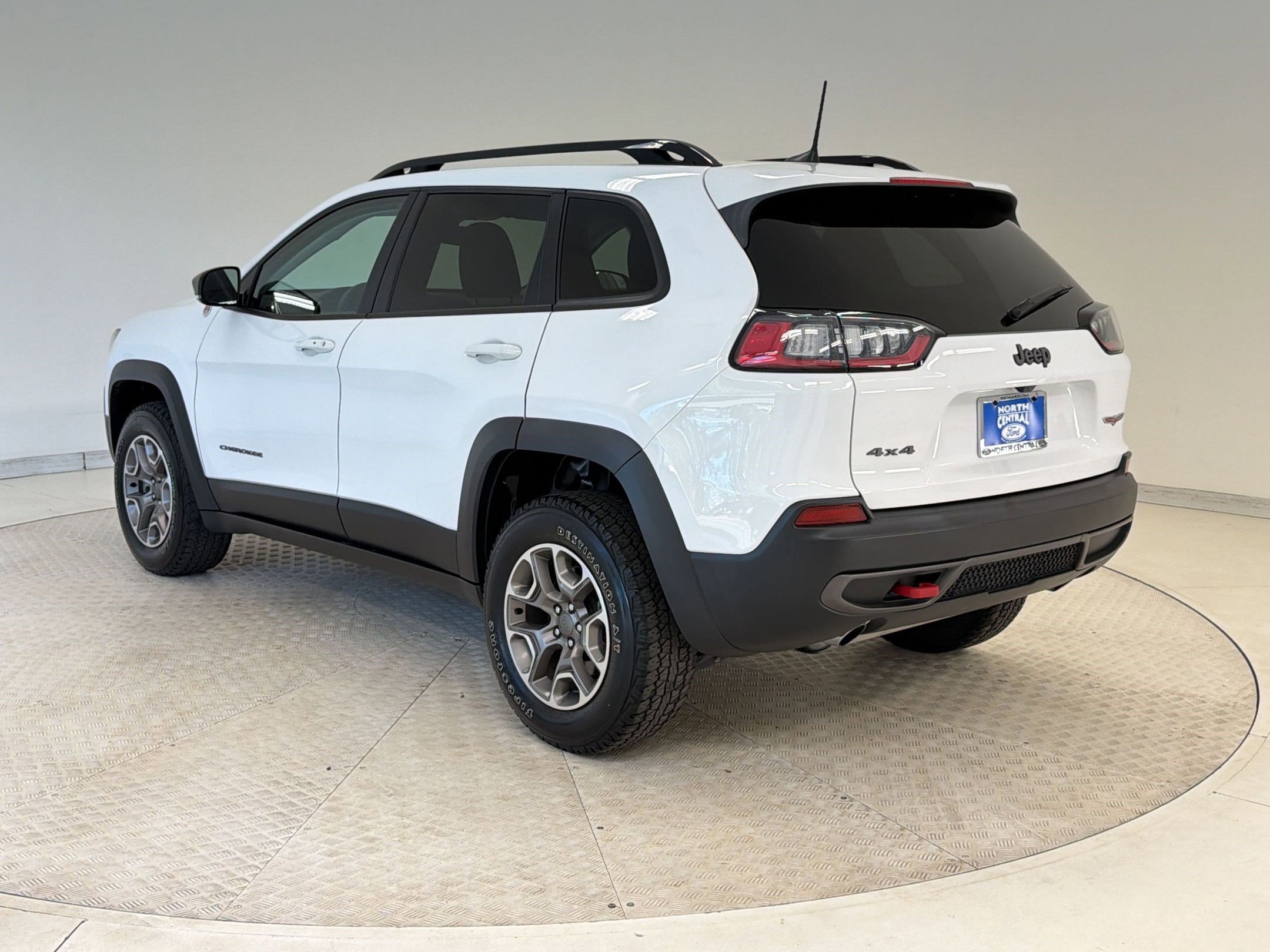 Used 2022 Jeep Cherokee Trailhawk image 3
