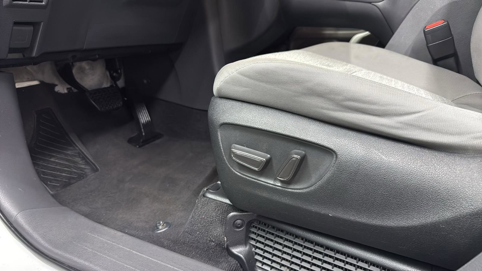 Used 2024 Toyota Sienna LE image 9