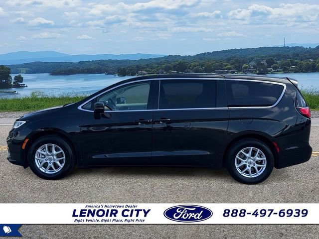 Used 2023 Chrysler Pacifica Touring-L FWD image 6