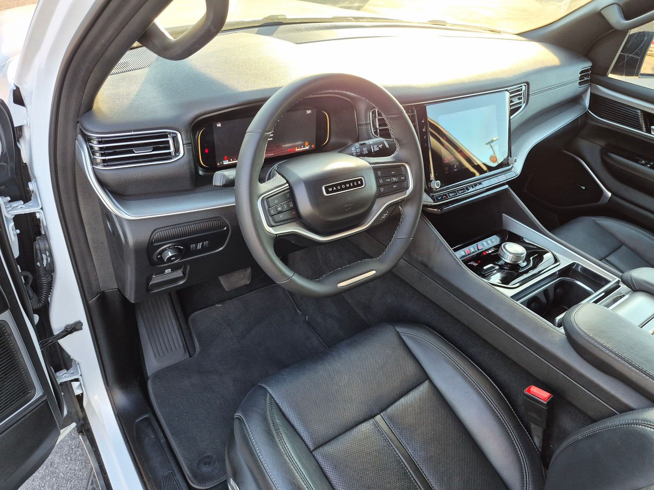 Used 2025 Jeep Wagoneer L Series II AWD/4WD image 17