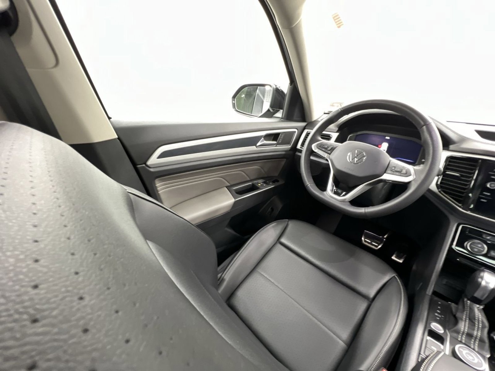 Used 2022 Volkswagen Atlas SEL R-Line image 18