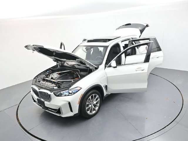 Used 2025 BMW X5 xDrive50e AWD/4WD image 44