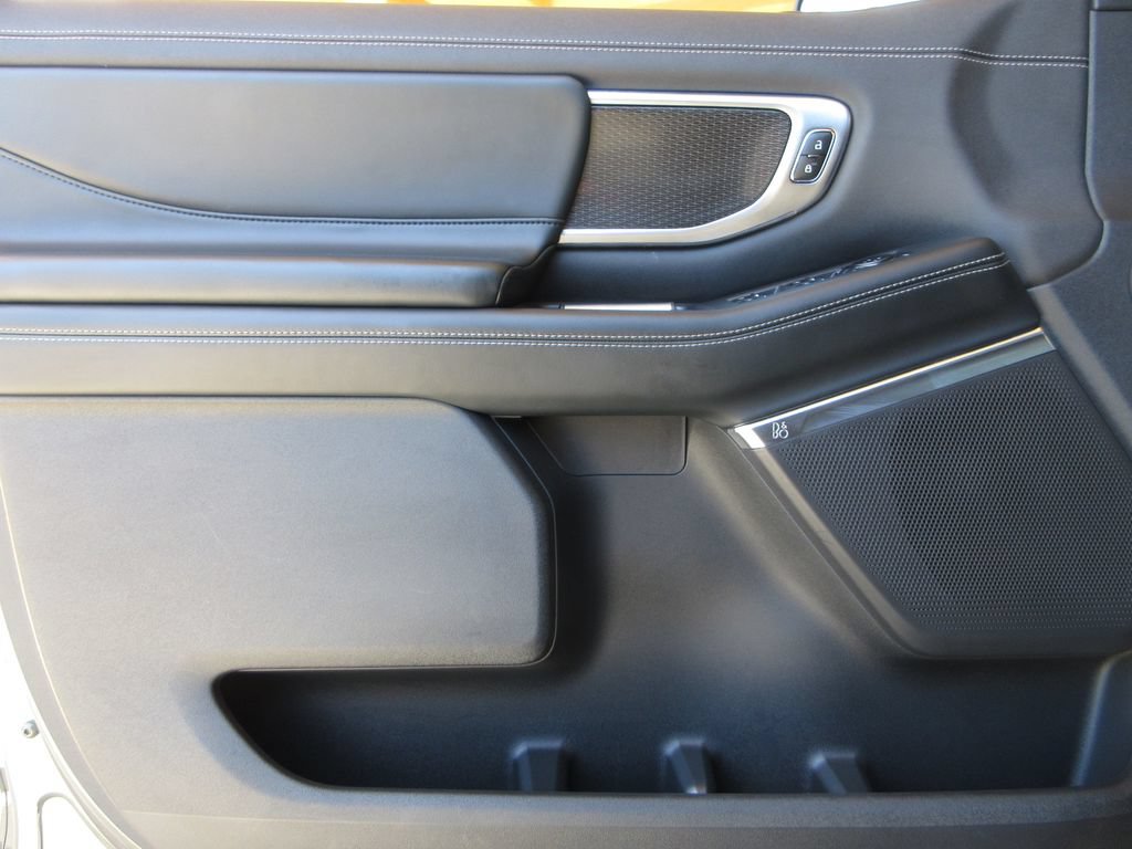 Certified 2025 Ford Expedition Platinum w/ Stealth Performance Package AWD/4WD image 9