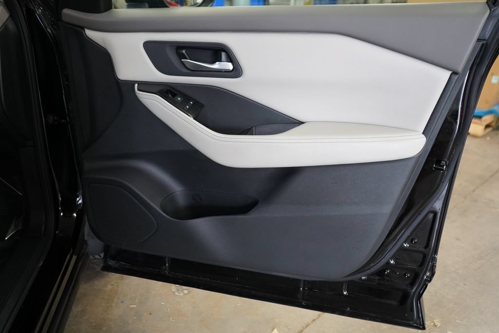 Used 2025 Nissan Rogue SV FWD image 18