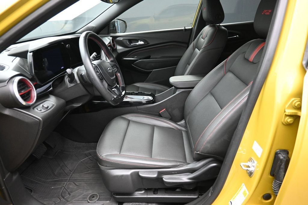 Used 2024 Chevrolet Trax RS w/ Sunroof Package FWD image 21