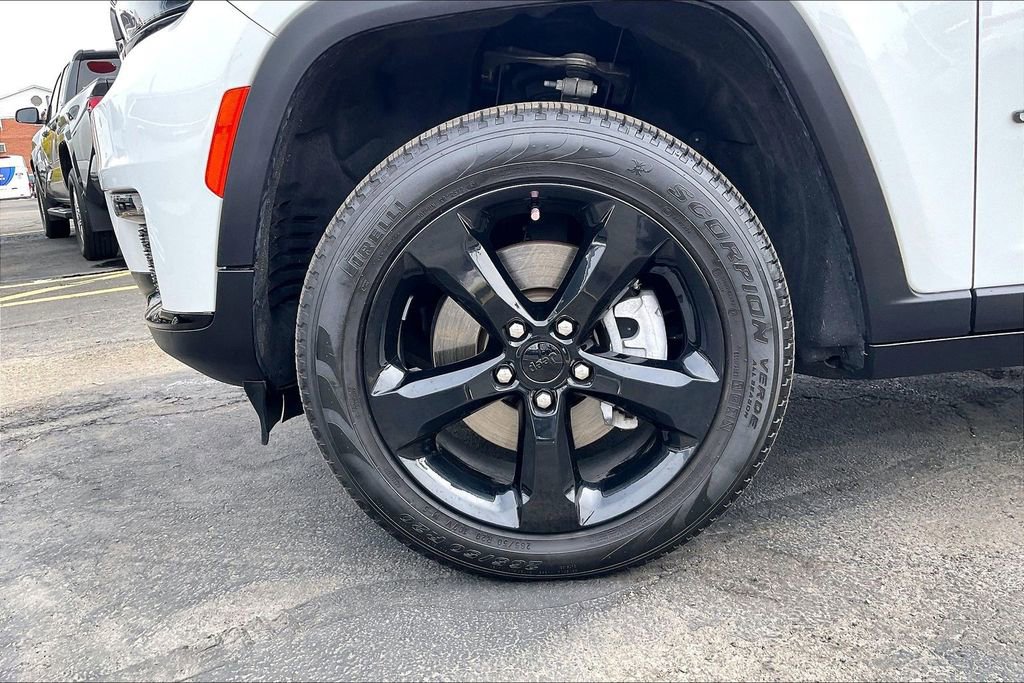 Used 2024 Jeep Grand Cherokee L Limited w/ Black Appearance Package AWD/4WD image 8