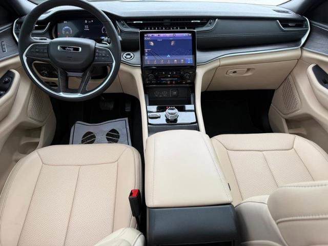 Used 2025 Jeep Grand Cherokee Limited w/ Luxury Tech Group II AWD/4WD image 13