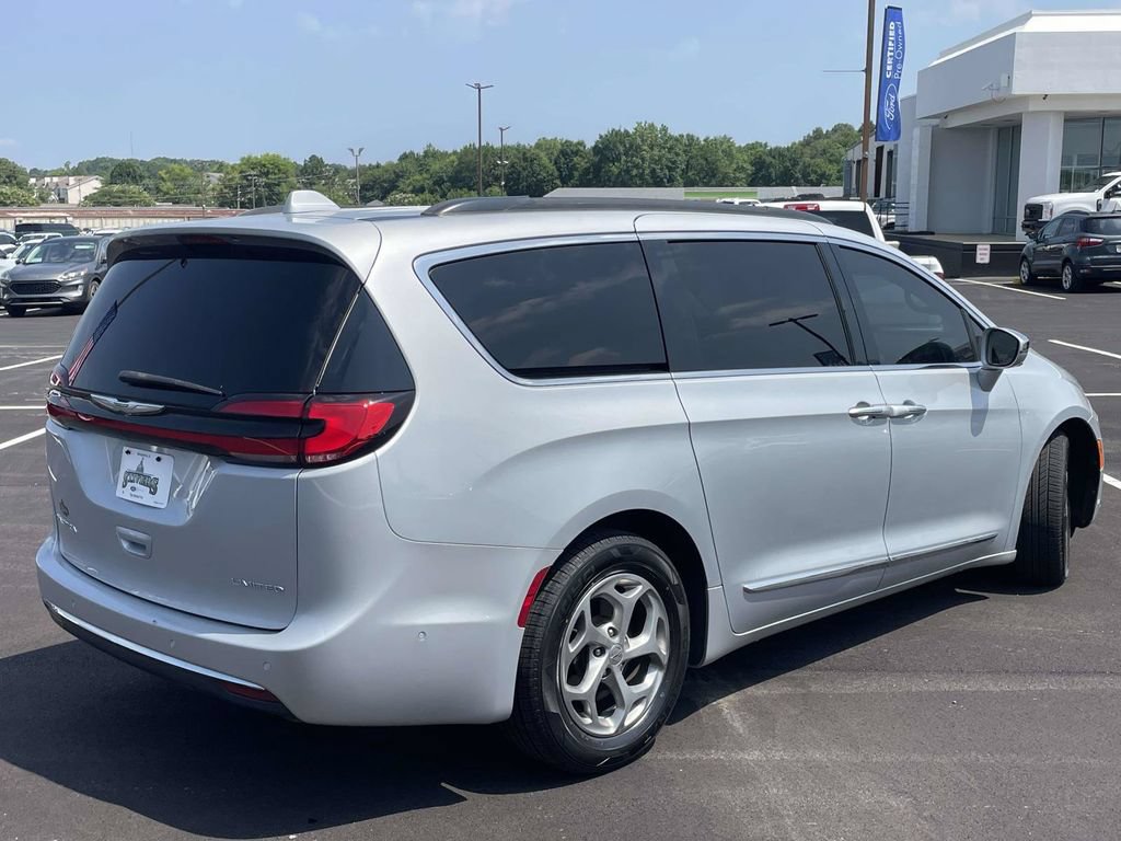 Used 2022 Chrysler Pacifica Limited FWD image 3