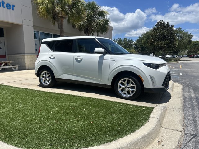Used 2024 Kia Soul LX w/ Option Group 015 FWD image 2