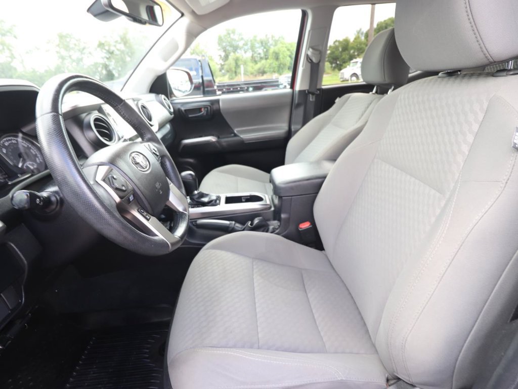 Used 2022 Toyota Tacoma SR5 AWD/4WD image 2