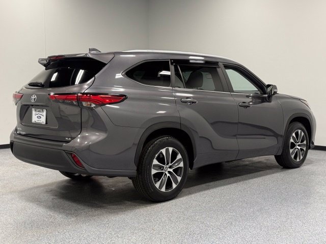 Used 2023 Toyota Highlander XLE FWD image 11