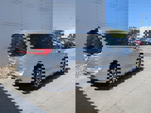 Used 2023 Chrysler Pacifica Touring-L image 5