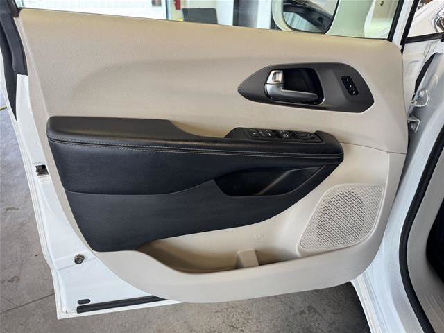 Used 2022 Chrysler Pacifica Touring-L AWD/4WD image 16