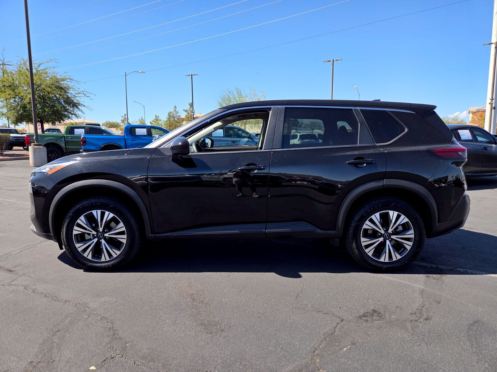 Used 2023 Nissan Rogue SV FWD image 3