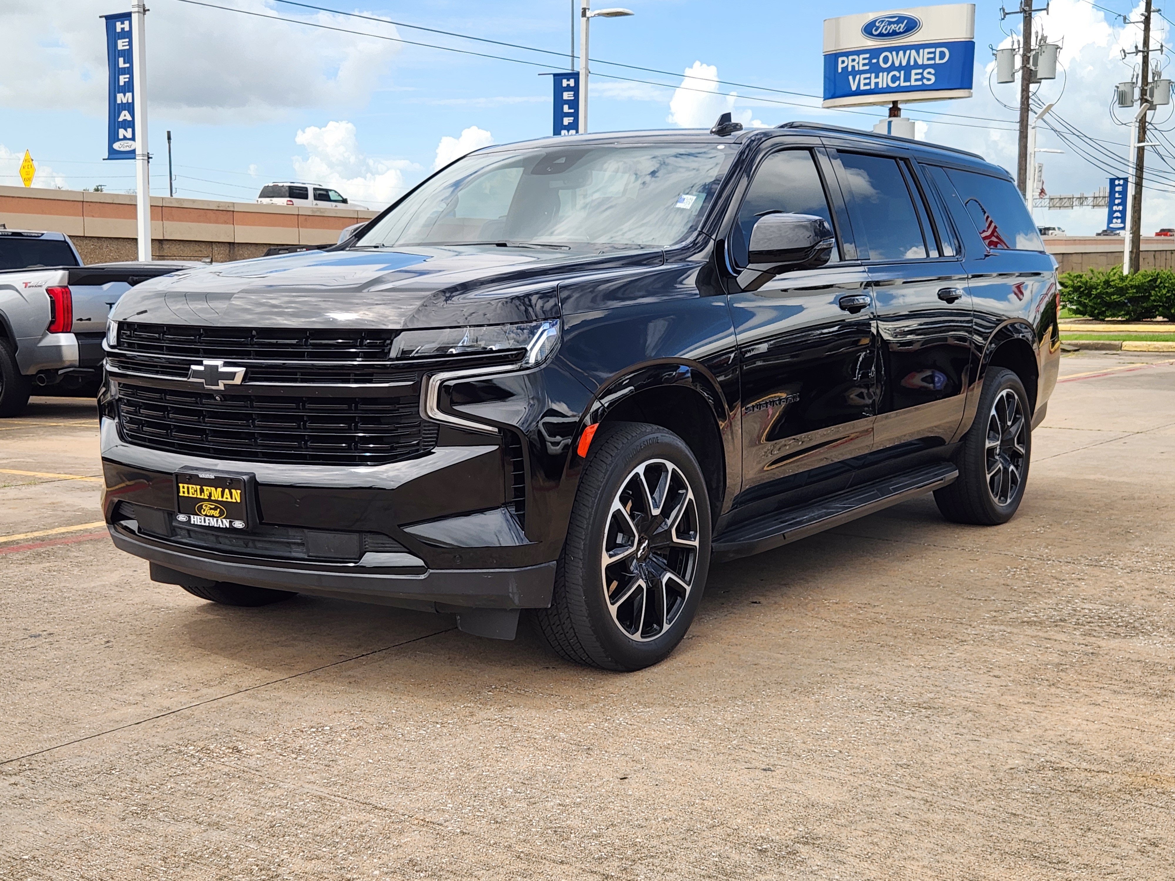 Used 2024 Chevrolet Suburban RST w/ Luxury Package AWD/4WD image 2