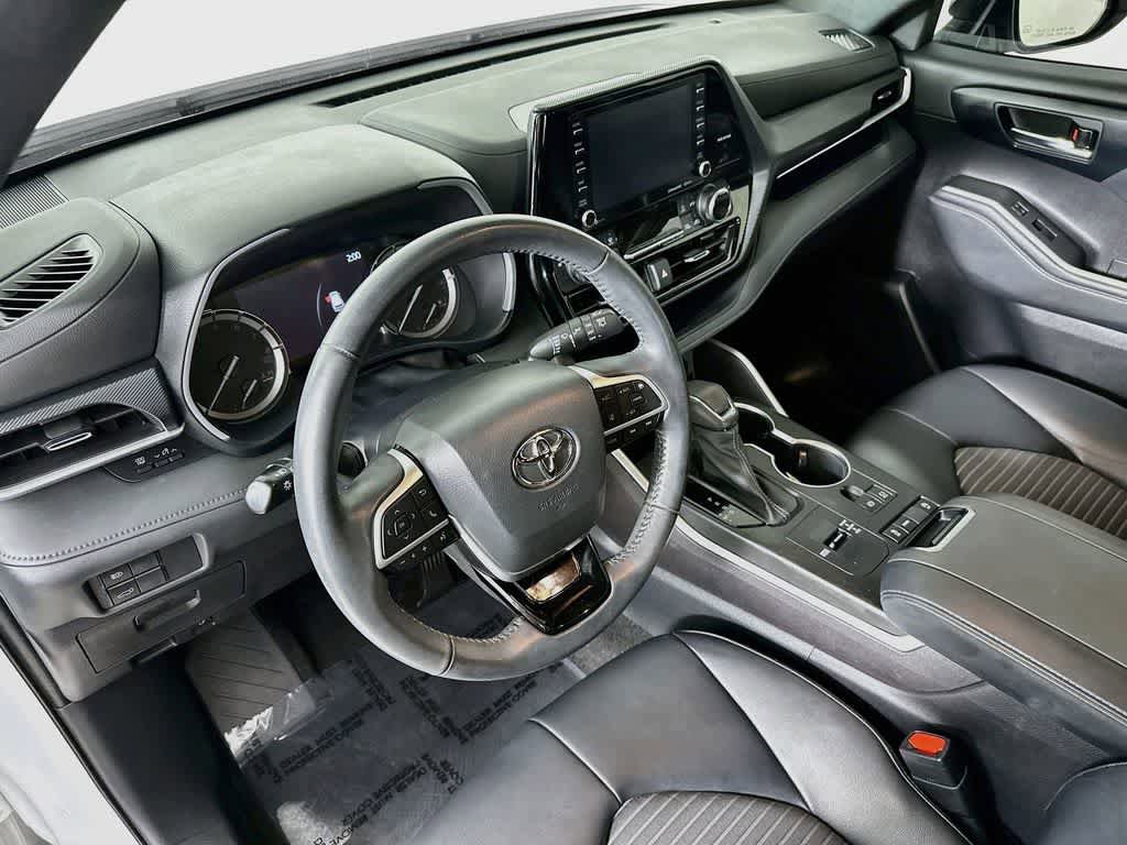Used 2022 Toyota Highlander XSE FWD image 2