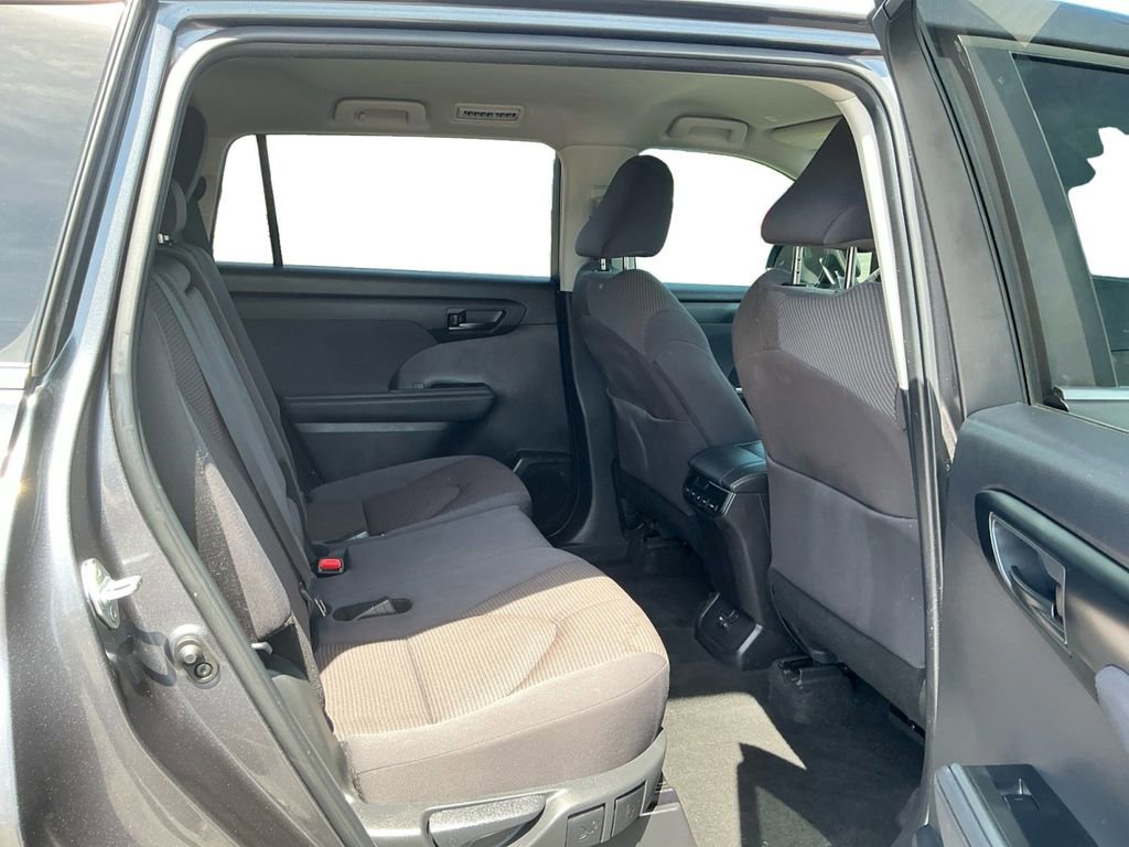 Used 2024 Toyota Highlander LE FWD image 23