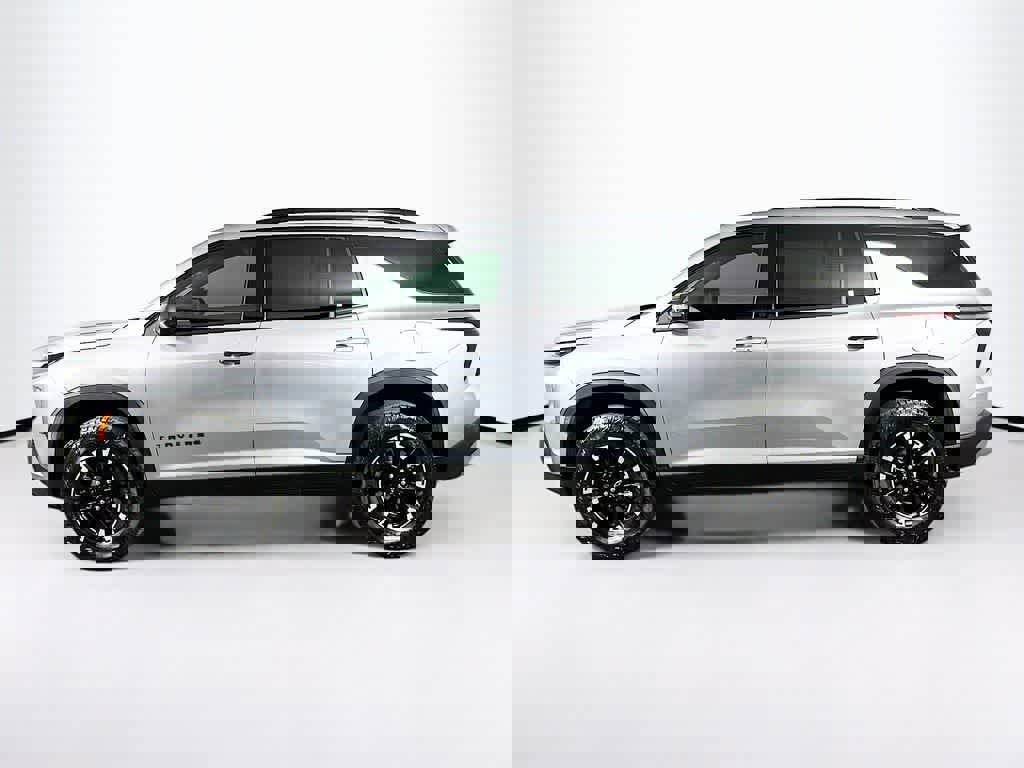 Used 2025 Chevrolet Traverse Z71 image 2