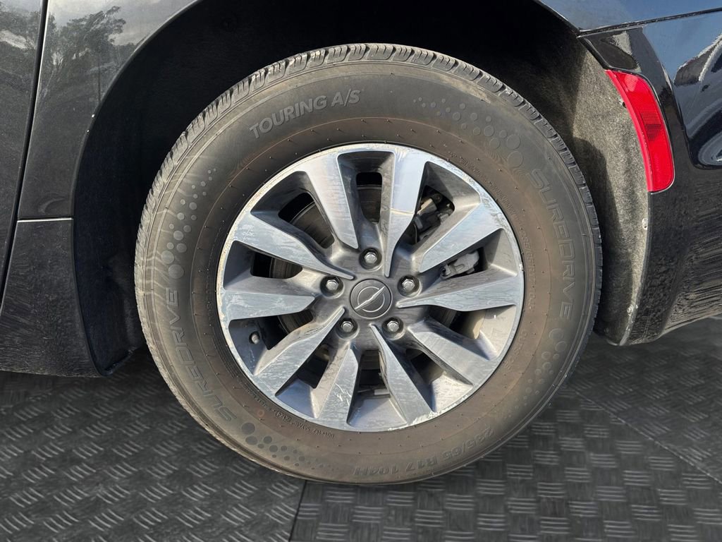 Used 2024 Chrysler Pacifica Limited FWD image 17