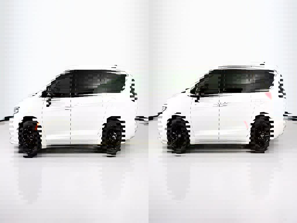 Used 2024 Chrysler Pacifica Touring-L image 2