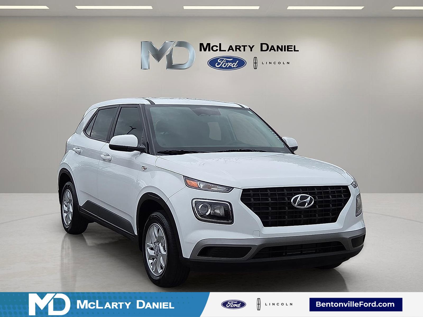 Used 2025 Hyundai Venue SE image 1