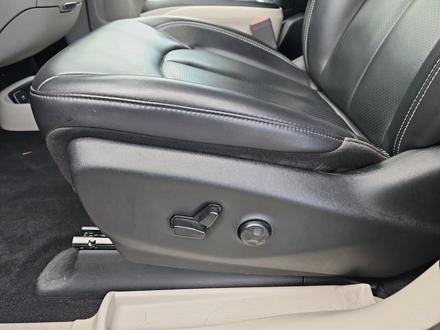 Used 2023 Chrysler Pacifica Touring-L FWD image 19