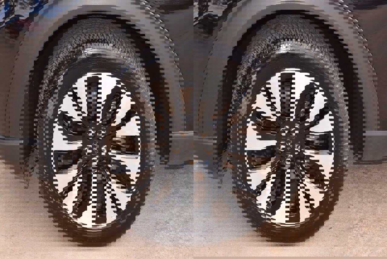 Certified 2025 Ford Explorer Platinum w/ LUX Leather Package image 39