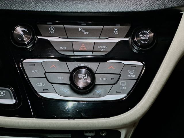 Used 2020 Chrysler Pacifica Touring-L image 15